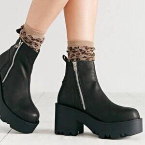 UNIF Rival books in black leather Size US 7. Chunky platform sole and zippers